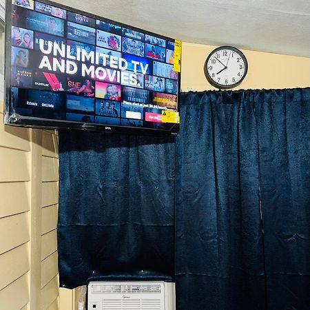 Budget Room Minutes From Downtown ハートフォード エクステリア 写真