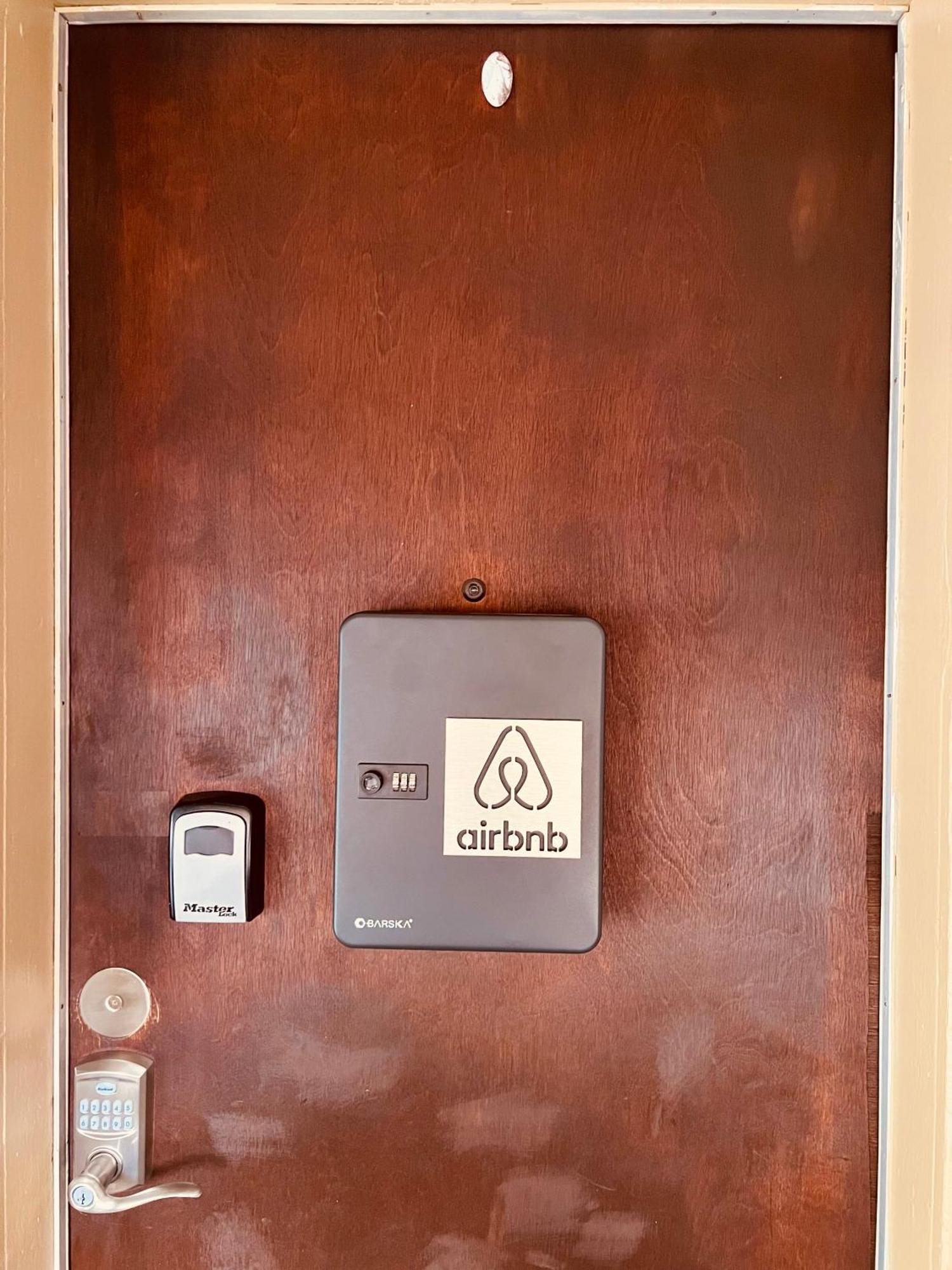 Budget Room Minutes From Downtown ハートフォード エクステリア 写真