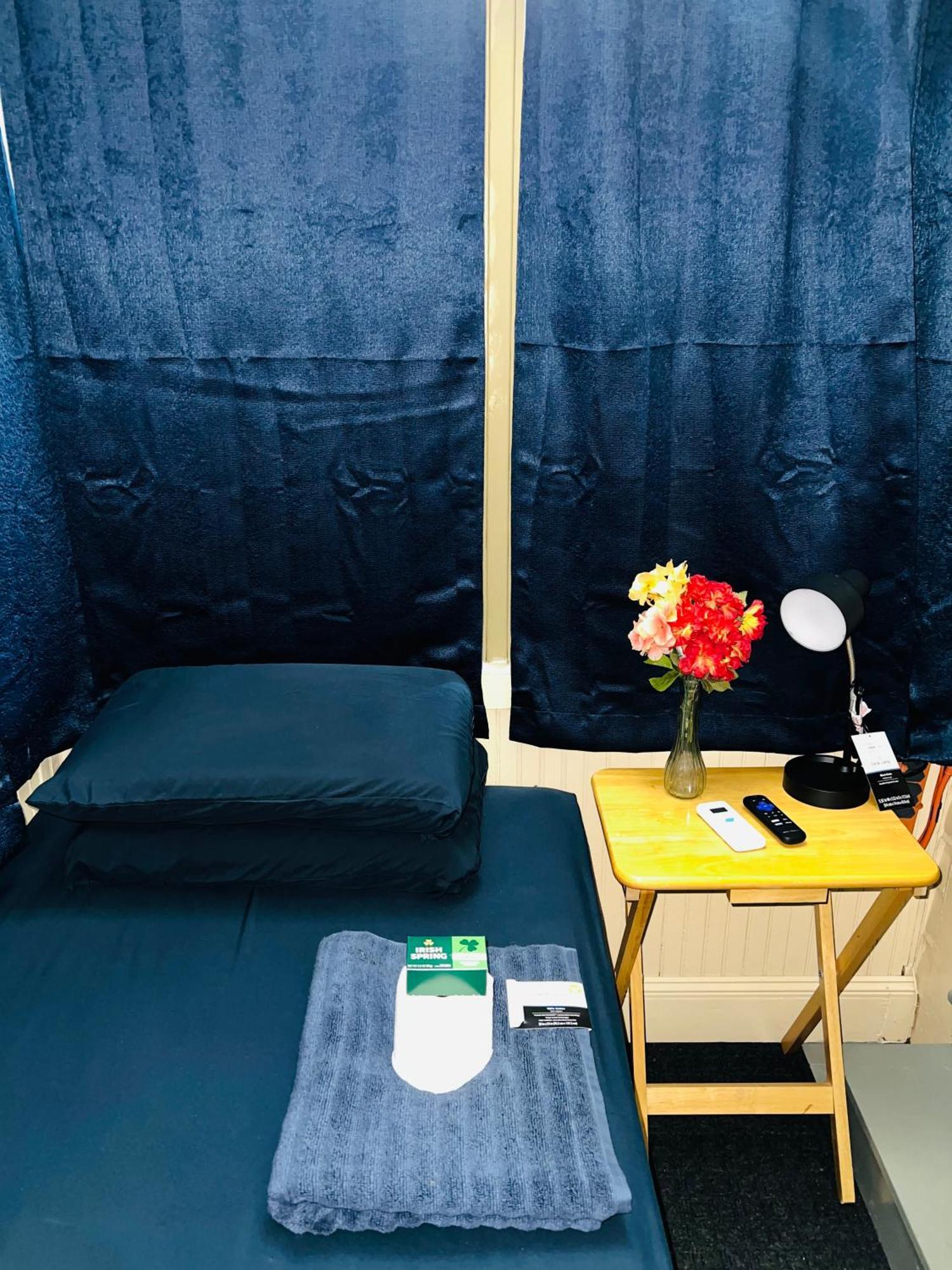 Budget Room Minutes From Downtown ハートフォード エクステリア 写真
